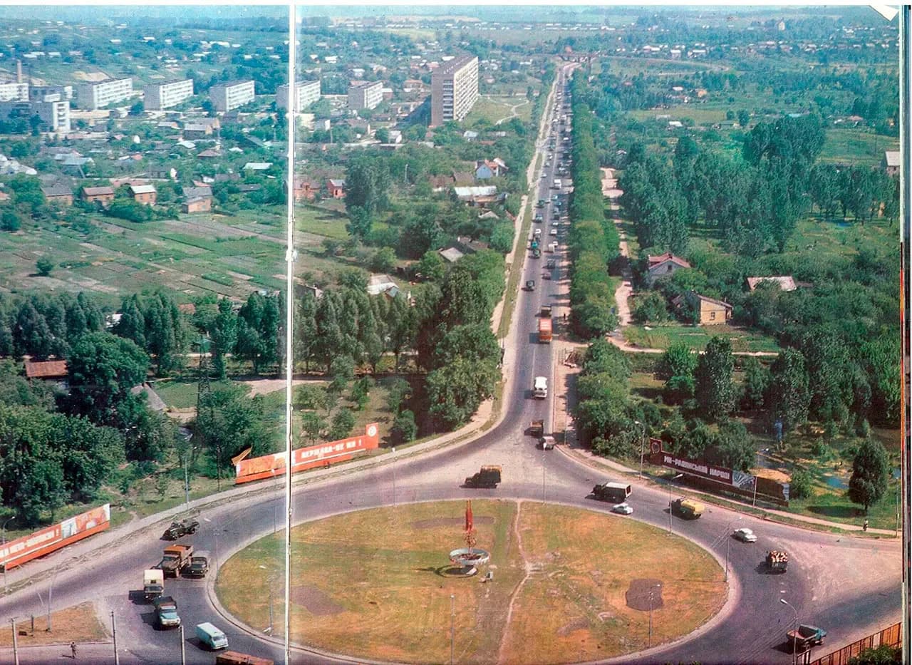 1980-ті — кільце на Б. Хмельницького, праворуч Богданівська, ліворуч Липинського. Фото зі сторони АС 2. Джерело: photo-lviv.in.ua