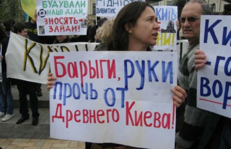 Чинний Генеральний план Києва до 2020 року був розроблений і прийнятий на початку 2000-х років. Проект Генерального плану розвитку Києва та його приміської зони до 2025 року був розроблений у 2015-му році, але проти нього виступили експерти та громадськість, мовляв, він узаконить усі скандальні рішення щодо землі і змінить параметри забудови міста. Більше того, тодішня опозиція, зокрема, в особі нинішнього мера Віталія Кличка також виступала проти цього проекту, але тепер його підтримує та лобію