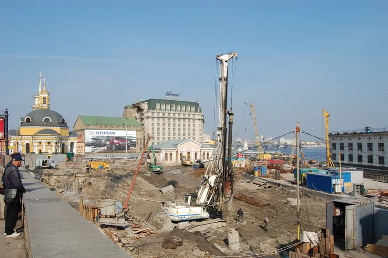 Спорудження торгівельного центру на Поштовій площі, Київ, 2013
