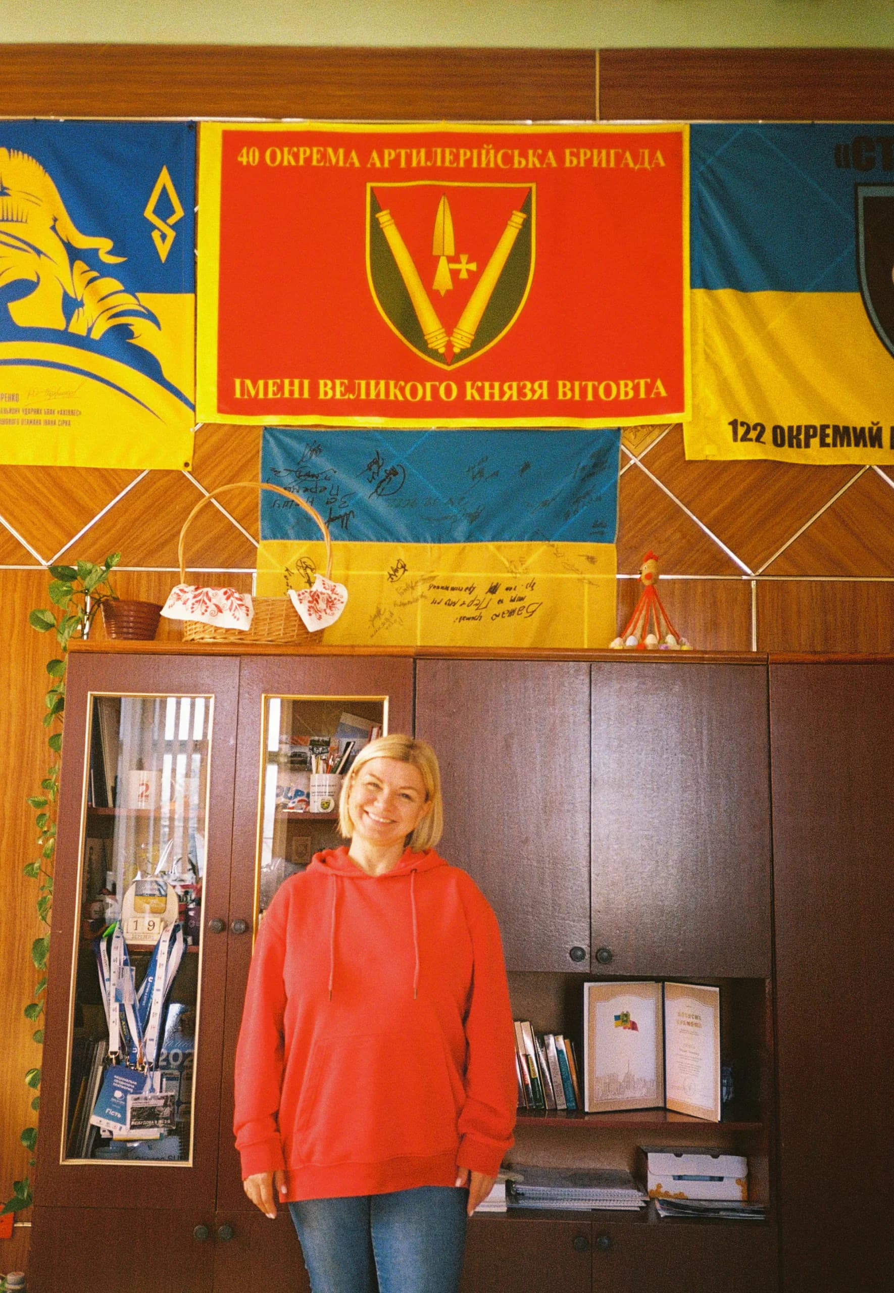 Оксана Супрун, голова військової адміністрації Савинської громади, у своєму кабінеті
