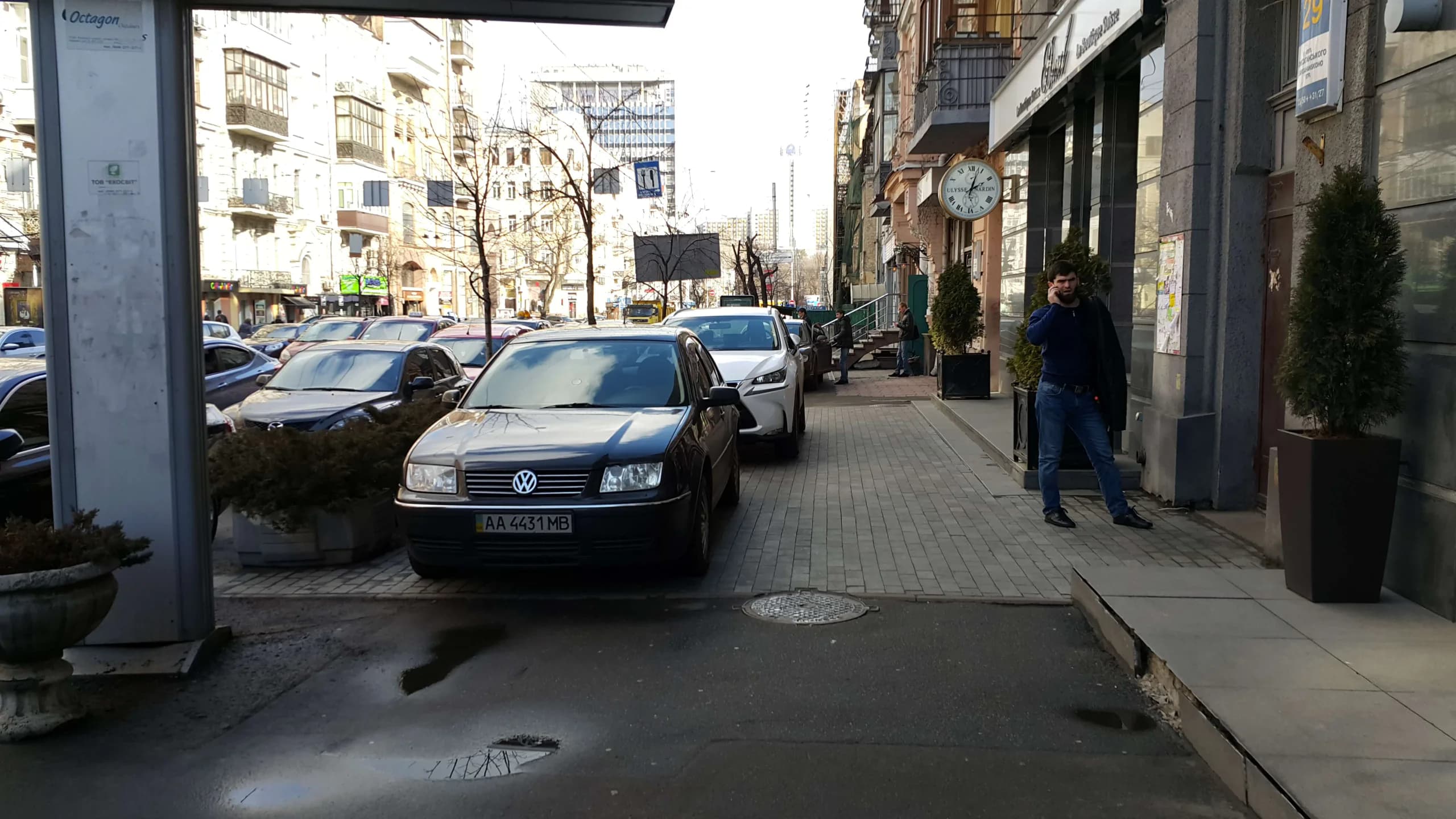 Відсутність огорожі або стовпчиків одразу перетворює тротуари на парковки