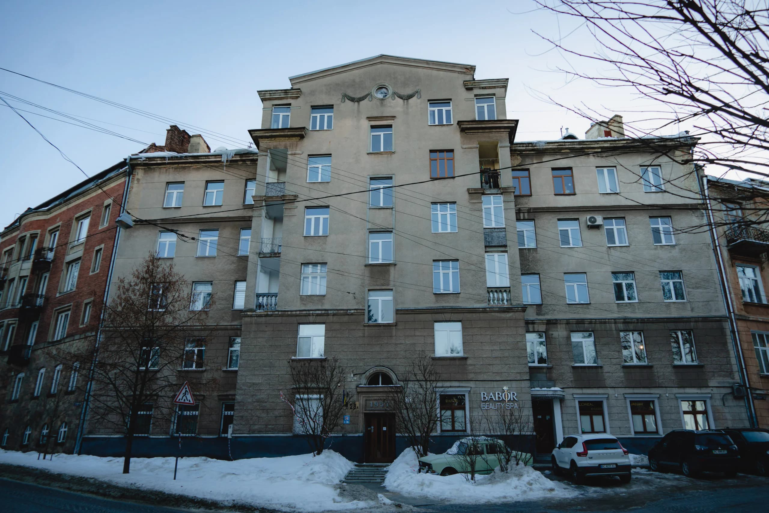 Житловий будинок у стилі сталінського ампіру завершує квартал із різночасовою забудовою різного стилю. Увінчаний фронтоном та акцентований ризалітом, він монументально нависає над вулицею. Авторка проєкту: Людмила Нівіна. Вул. Героїв Майдану 28а