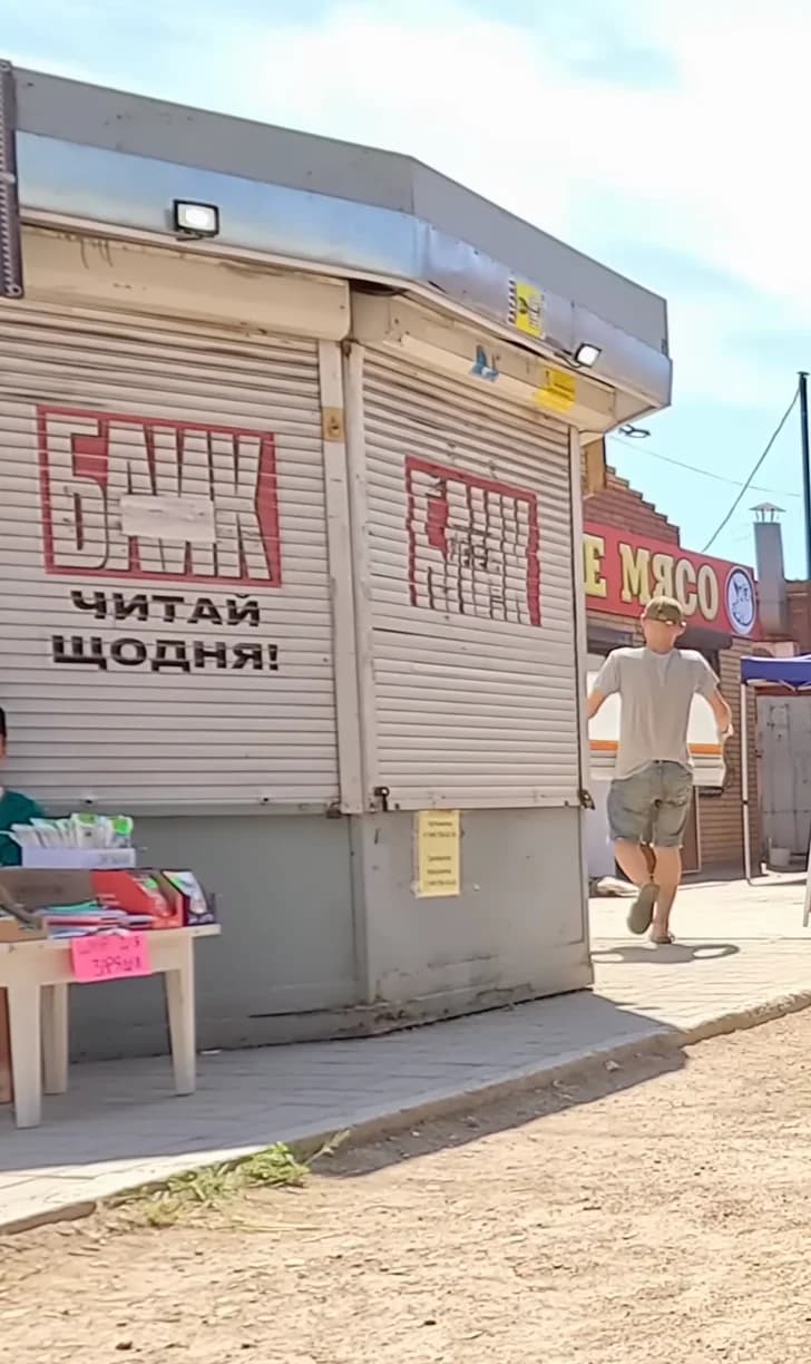 Залишки українських написів та брендів. Джерело: канал маріупольця, якого ми подаємо анонімно