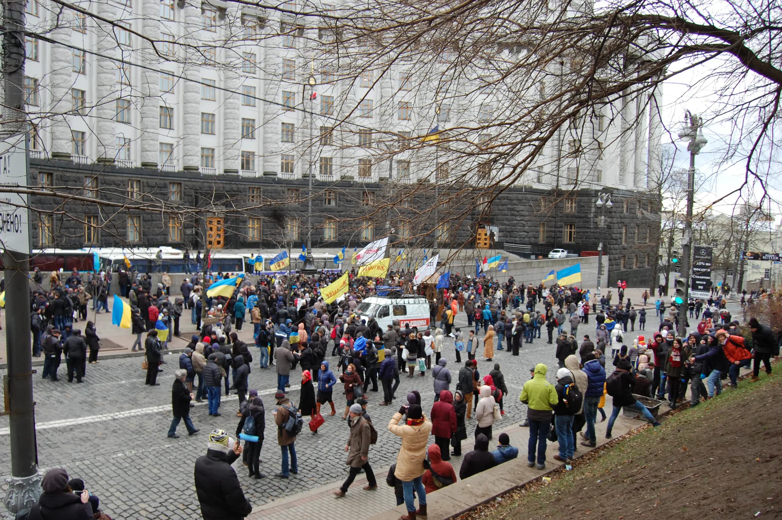 Перші, ще безпечні стихійні мітинги біля урядових споруд, 1 грудня 2013