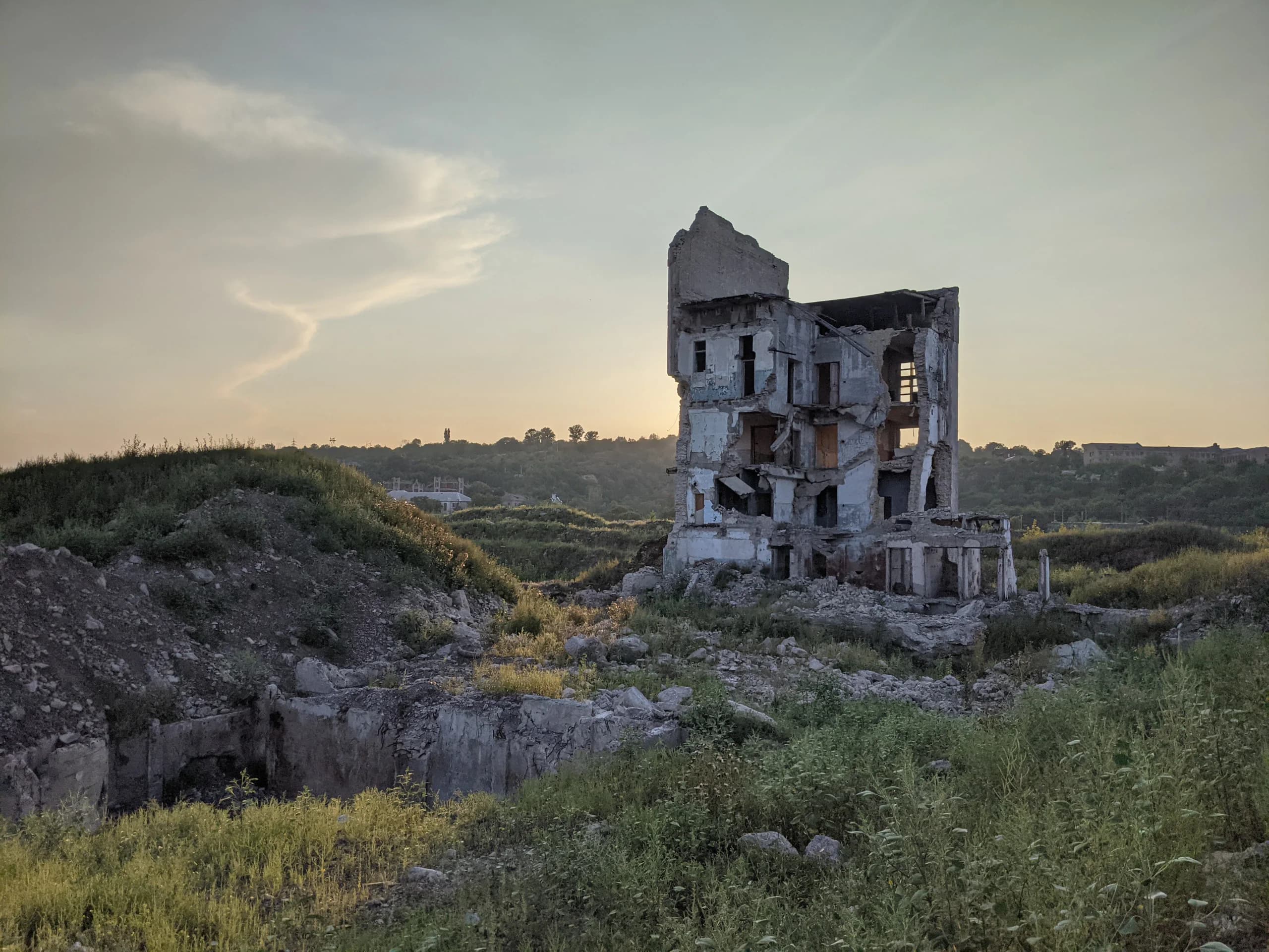 Колишня теплова електростанція в Лисичанську.
