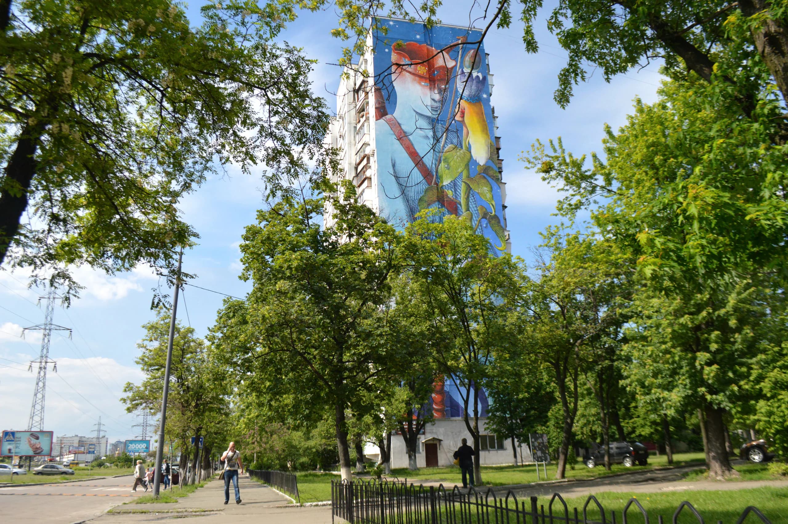 Мурал на Братиславській у Києві, на знак протесту проти створення якого місцевий житель розлив художнику фарбу і перерізав кабель живлення до люльки