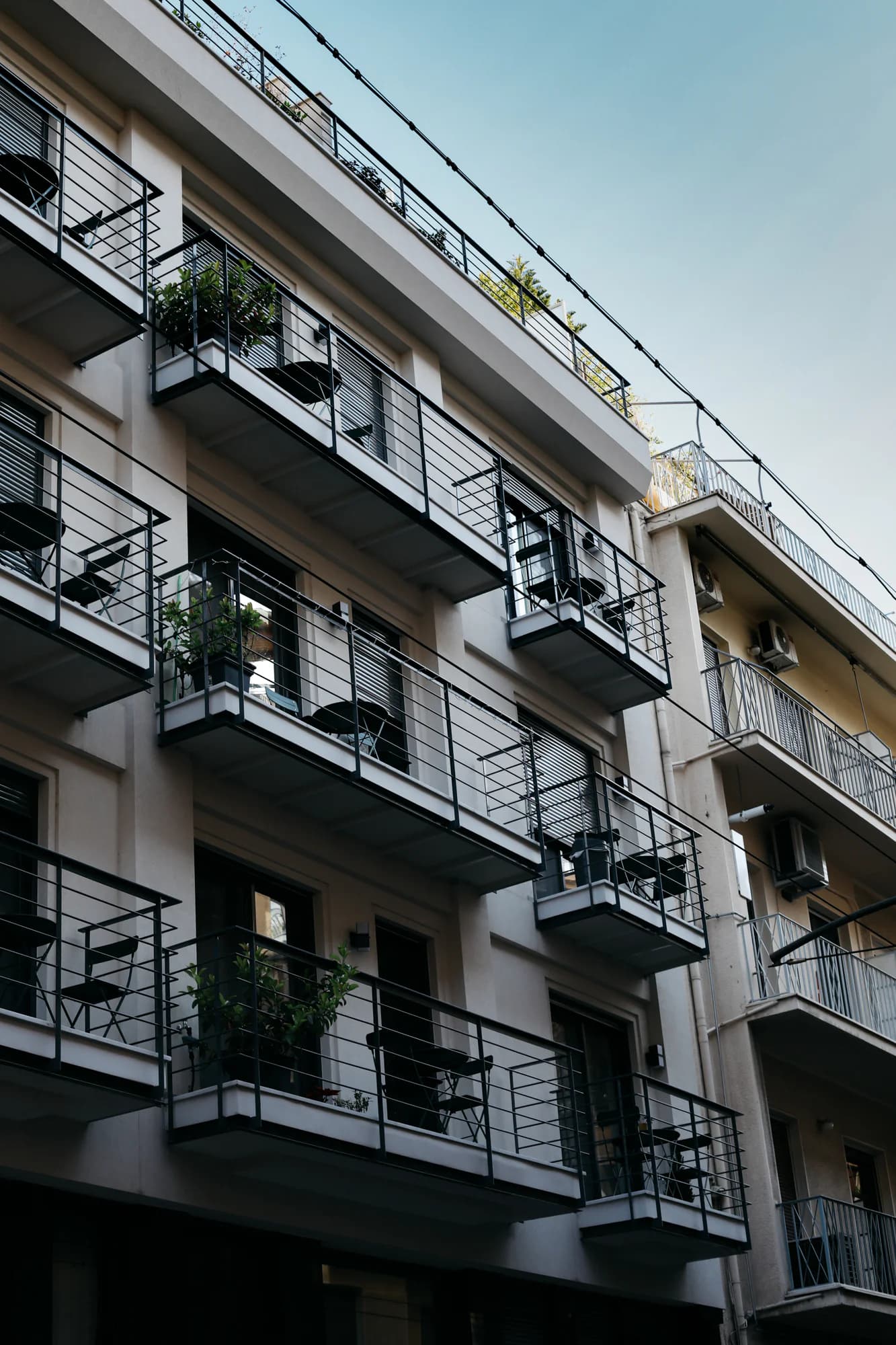 Airbnb у будівлі колишнього сквоту на Екзархії на вулиці Bouboulinas, квітень 2025.