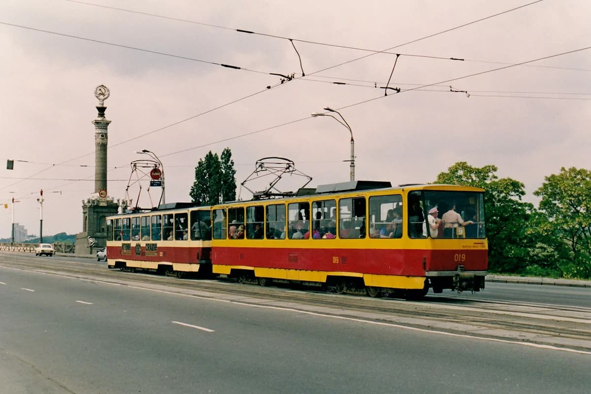 Трамвай заїжджає на міст Патона, 1993.