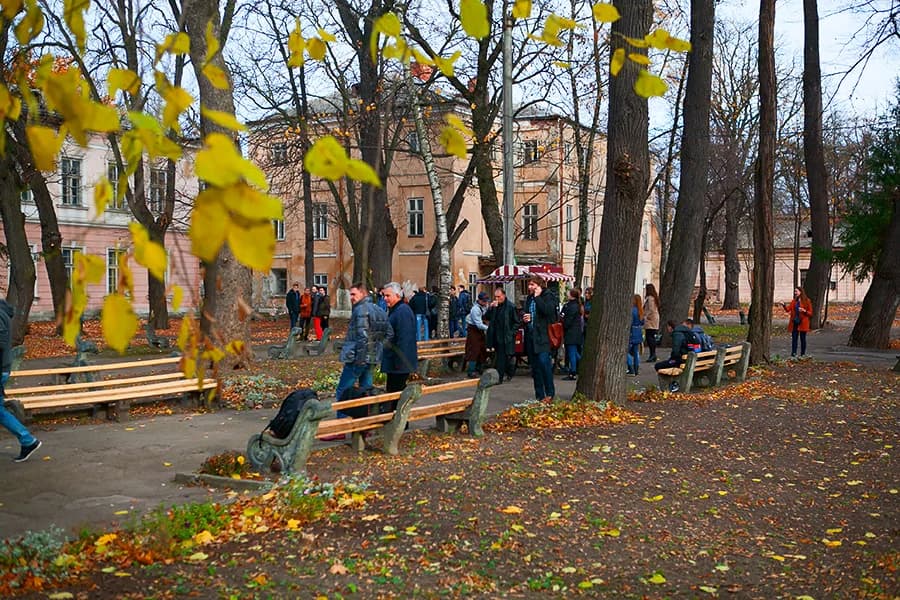 Учасники міжнародного воркшопу «Палац Потоцьких — простір і час» на території комплексу.