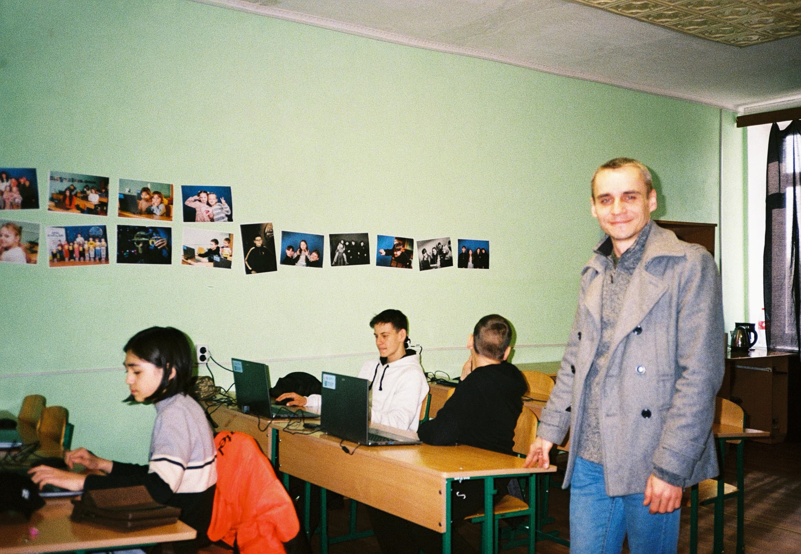 Андрій, викладач у Digital Learning Center, разом з уч_еницями