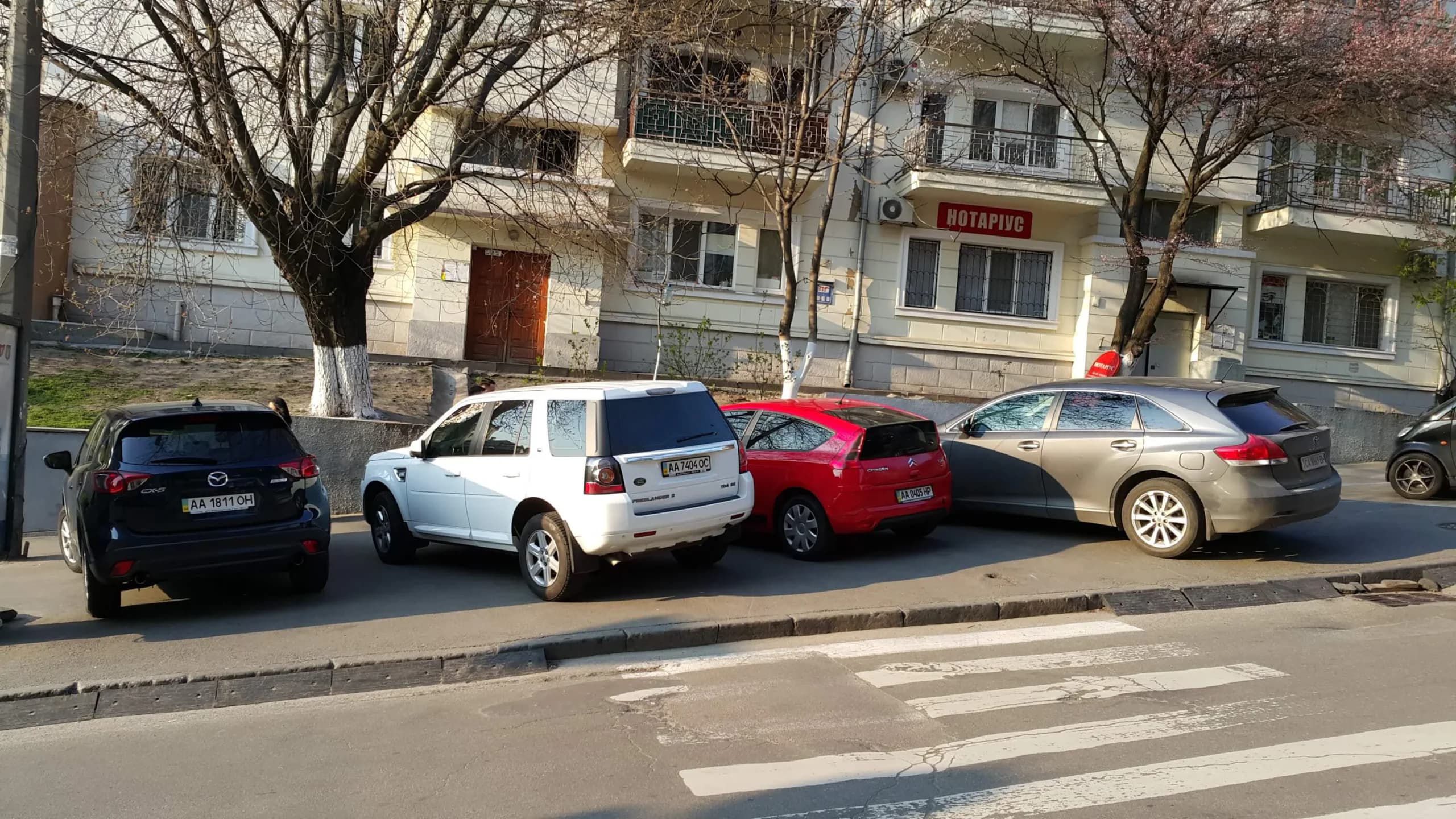 Ця ситуація не є порушення для патрульної поліції Києва, адже пішоходи можуть протиснутись