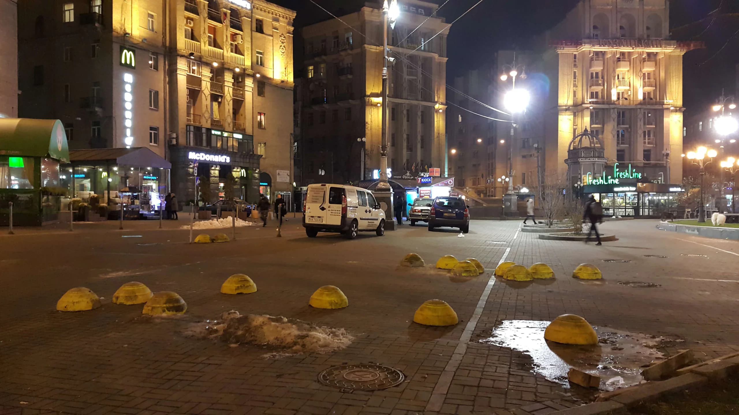 Безпечні тротуари чи парковки? Як навчити Київавтодор поважати пішоходів