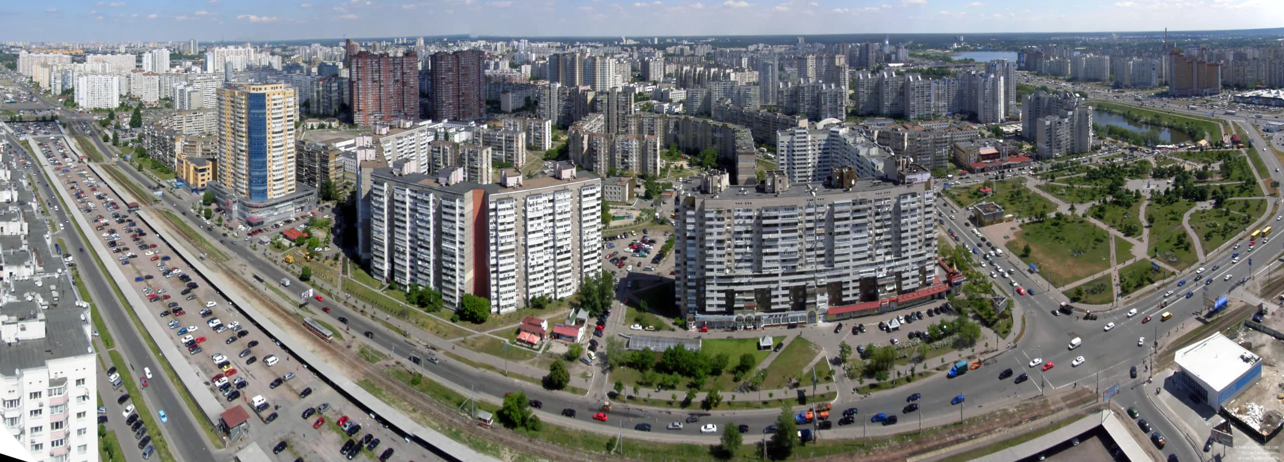 Район Позняки: брак людського масштабу, різноманіття споруд і функцій, погана зв’язаність громадським транспортом. Зелені зони перерізані паркувальними майданчиками, рідкісні природні середовища розташовані впритул до автомагістралей, а за самим середовищем доглядають посередньо, до того ж воно виглядає досить понівеченим вже через 15-20 років після побудови.