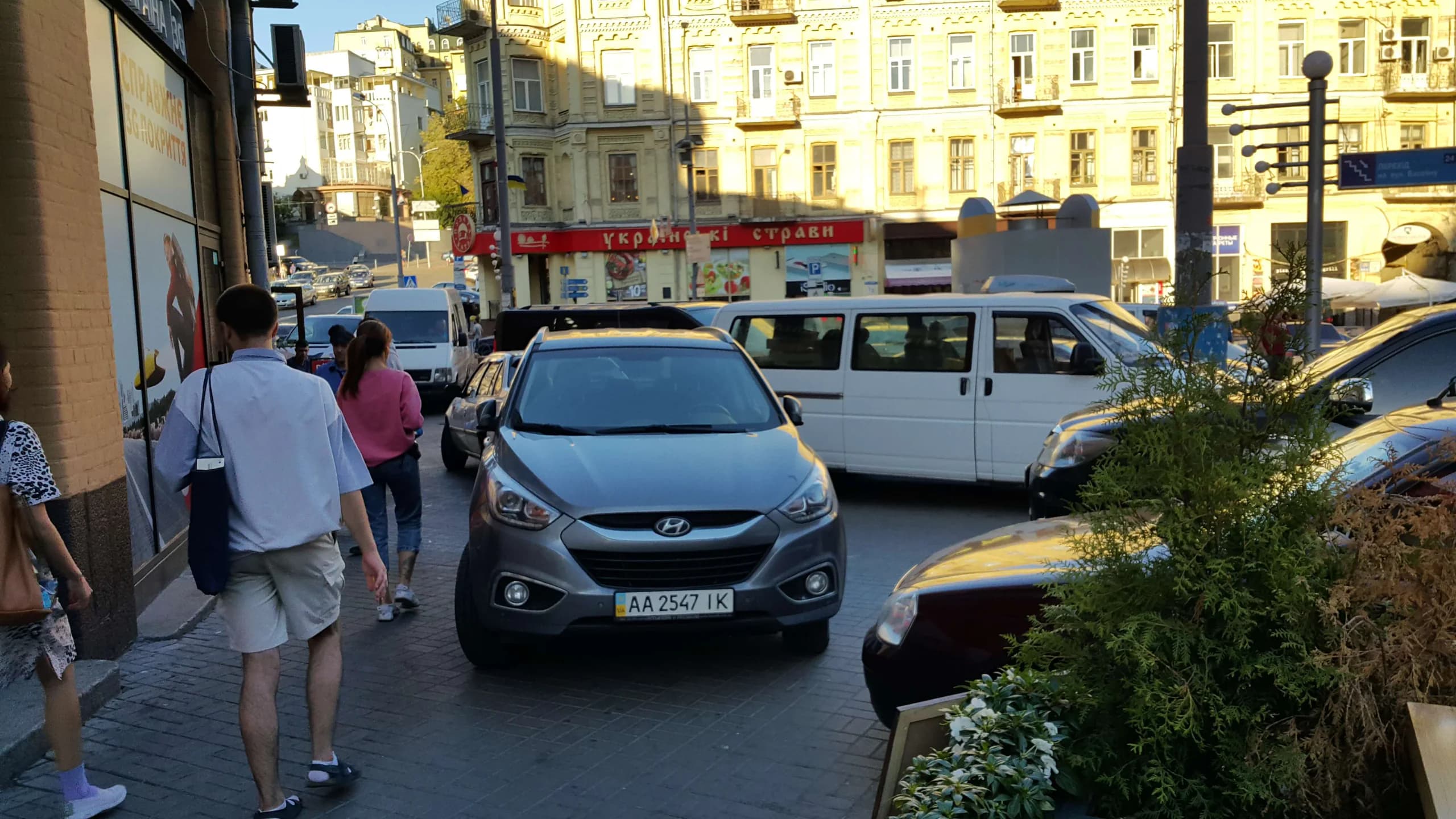 Бессарбська площа, тротуар ринку. ШЕУ Шевченківського району комунальної корпорації «Київавтодор» офіційно вважає, що тут тротуарна огорожа або стовпчики не потрібні
