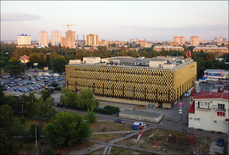 Як експериментальний Комсомольський масив Києва деградував з часів побудови