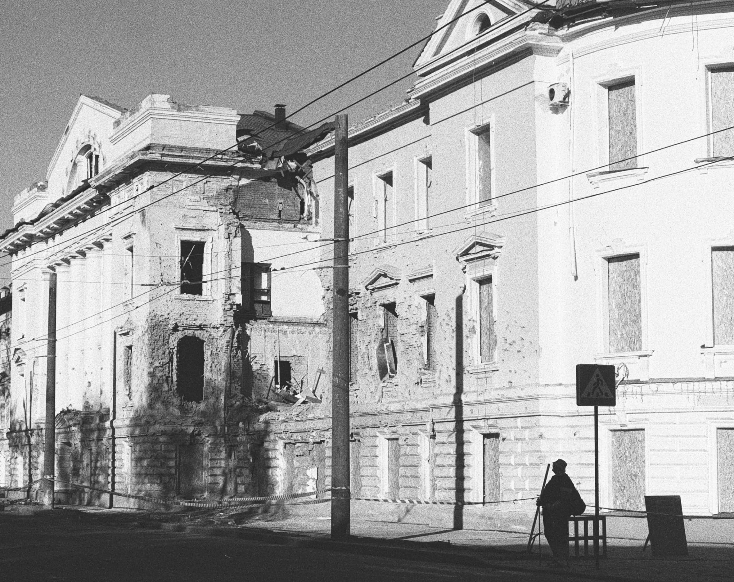 Будівля університету за тиждень після ракетного удару 13 квітня 2025 року, що забрав життя 35 людей, 127 — поранено.