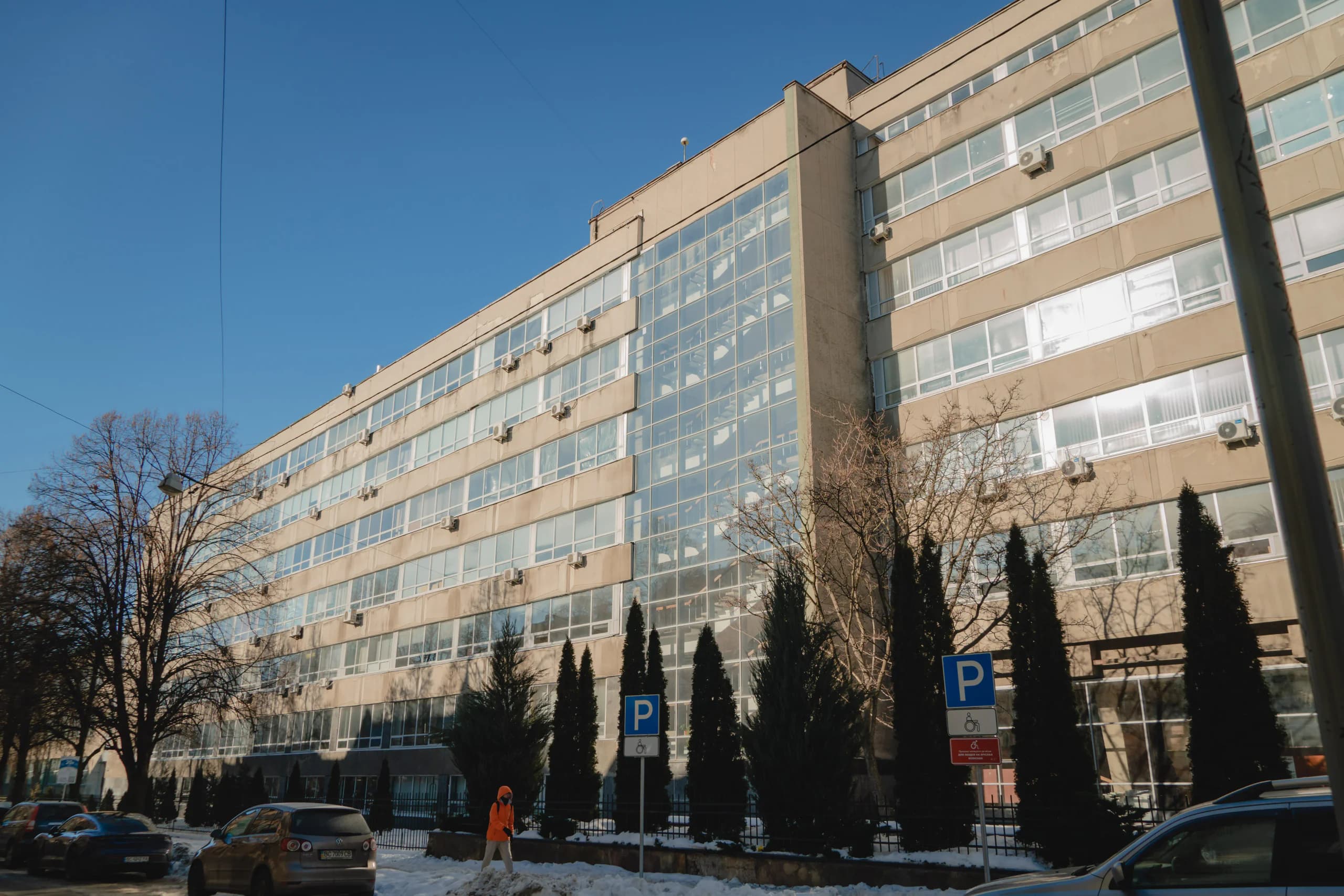 Навчальний корпус №2 Львівської політехніки облицьовано об'ємними залізобетонними навісними панелями авторської розробки. Опори мають характерну трапецієвидну форму. Авторський коректив: Ірина Русанова, інженер В. Кваша, 1976 р. Вул. Старосольських