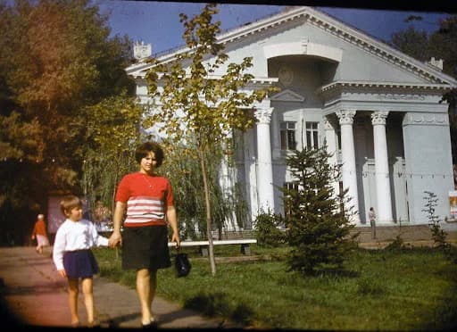 Фото на фоні криворізького кінотеатру «Родіна» (1974 рік) / Опублікувала у фейсбук-спільноті «Криворізька старовина» користувачка Светлана Агеенко Рябоконь