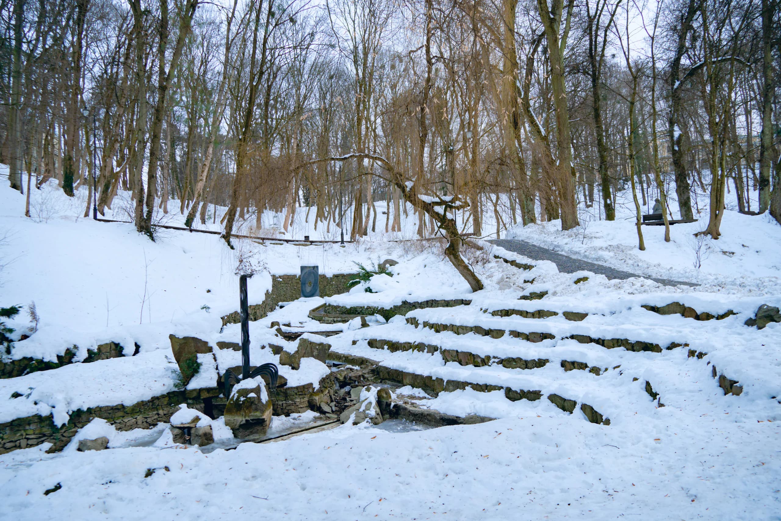 Струмок-каскад з містком у нижній частині Стрийському парку – одне з улюблених місць відпочинку містян_ок. Авторський колектив: Тетяна Максим’юк та Віктор Кравцов, початок 1980-х рр.