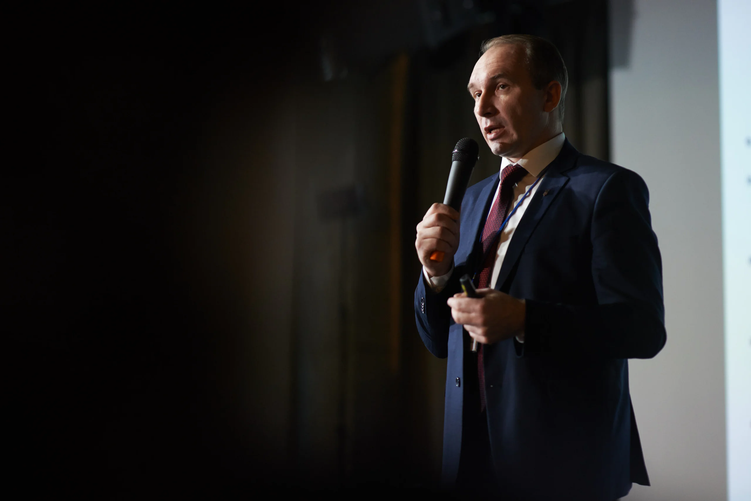 Юрій Бова під час семінару-дискусії «Влада vs громада: співпраця чи протистояння?» 12 грудня 2015 року.