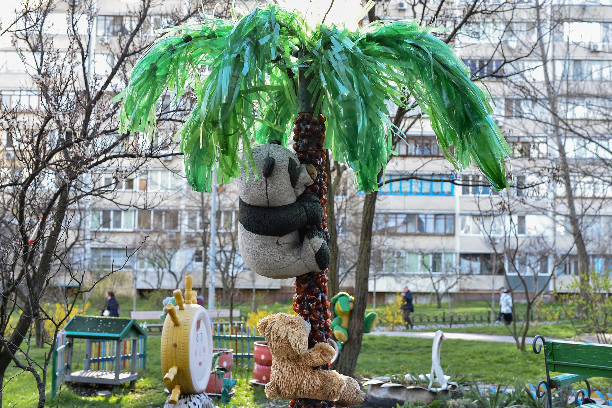 Плюшеві ведмеді, вмощені на пальмі з пластикових пляшок, Троєщина.