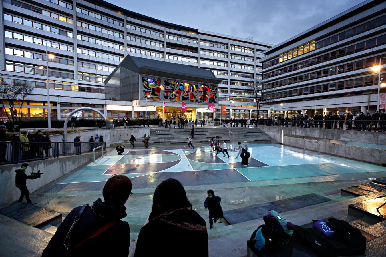 Waterplein Benthemplein in Rotterdam integrates a water reservoir into a public leisure space. Image: De Urbanisten