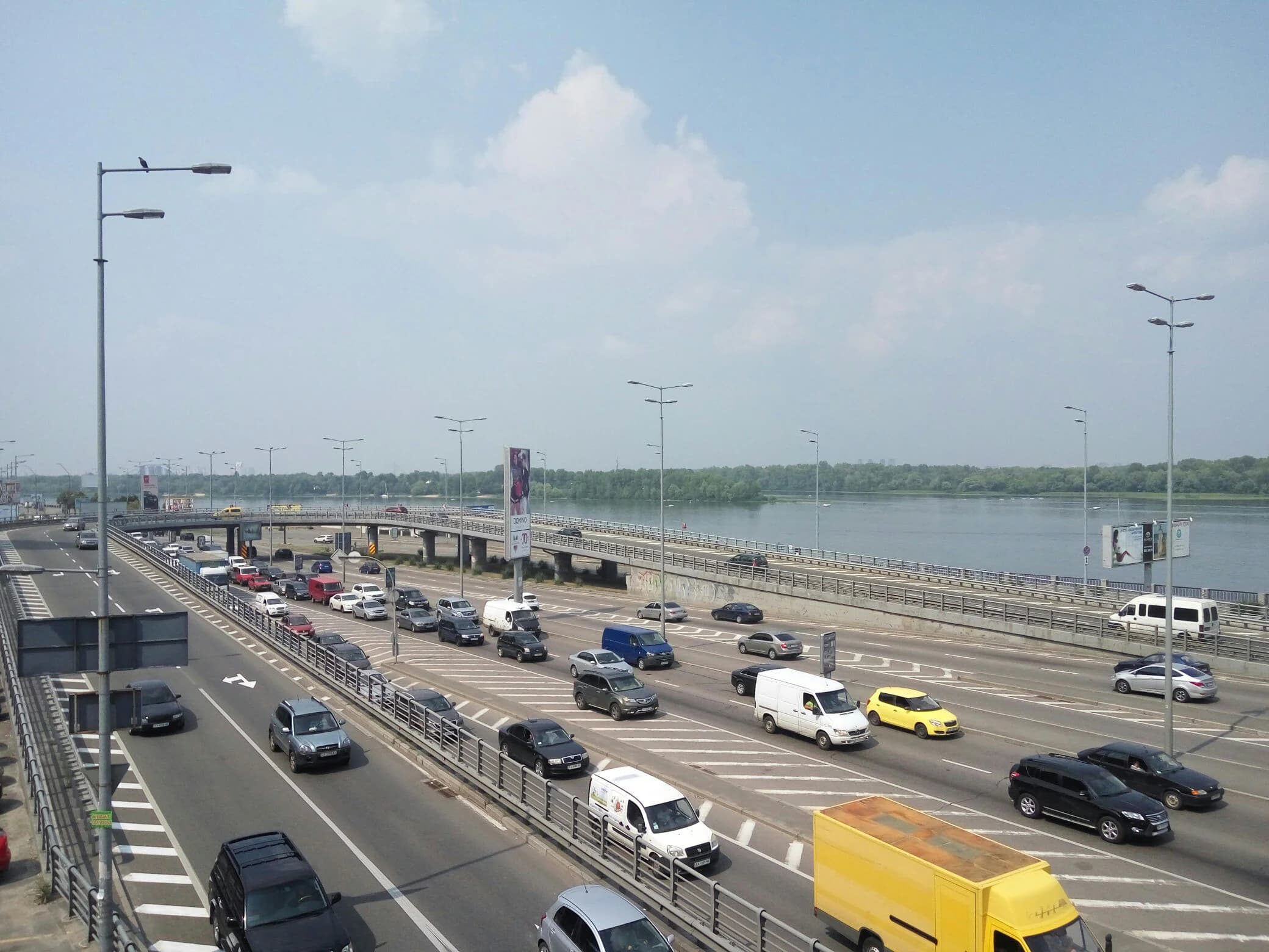«Smog on the water»: смог над річкою та новою автомобільною розв'язкою біля станції метро Дніпро у Києві, для будівництва якої було демонтовано частину трамвайної лінії по Набережному шосе, що раніше була одним з основних шляхів сполучення лівого і правого берегів Дніпра