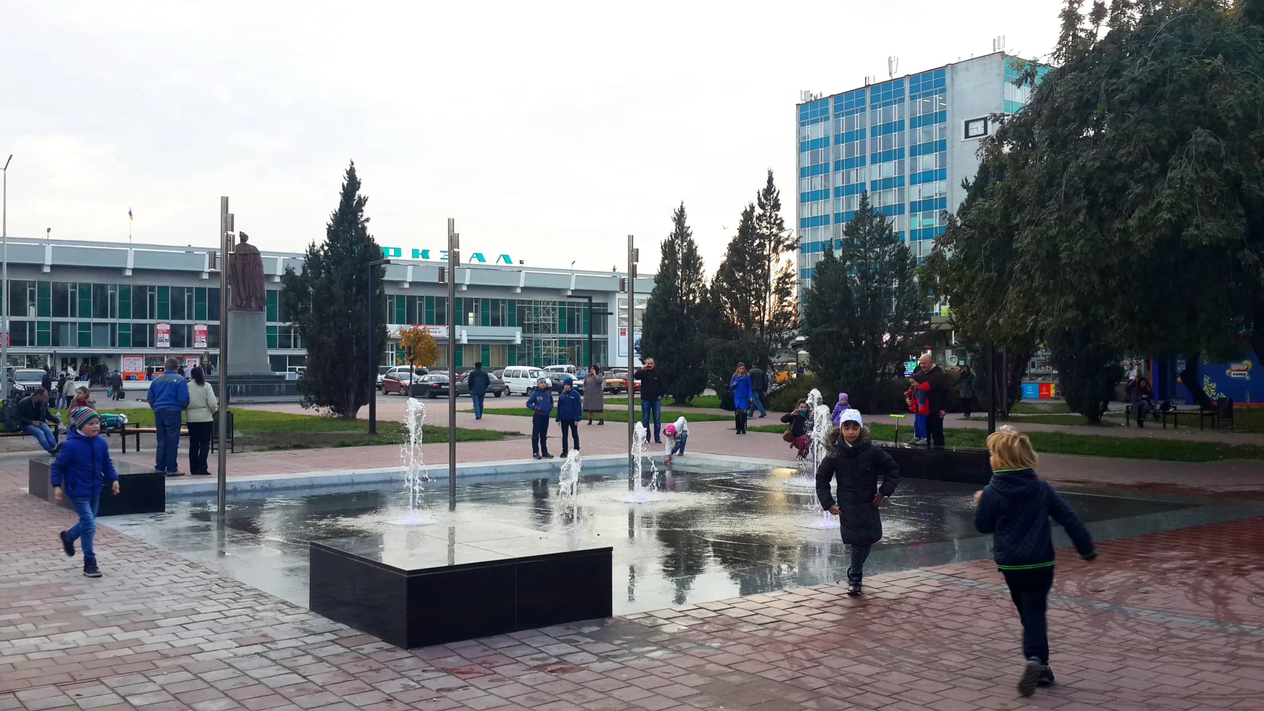 Оновлена привокзальна площа у Хмельницькому.