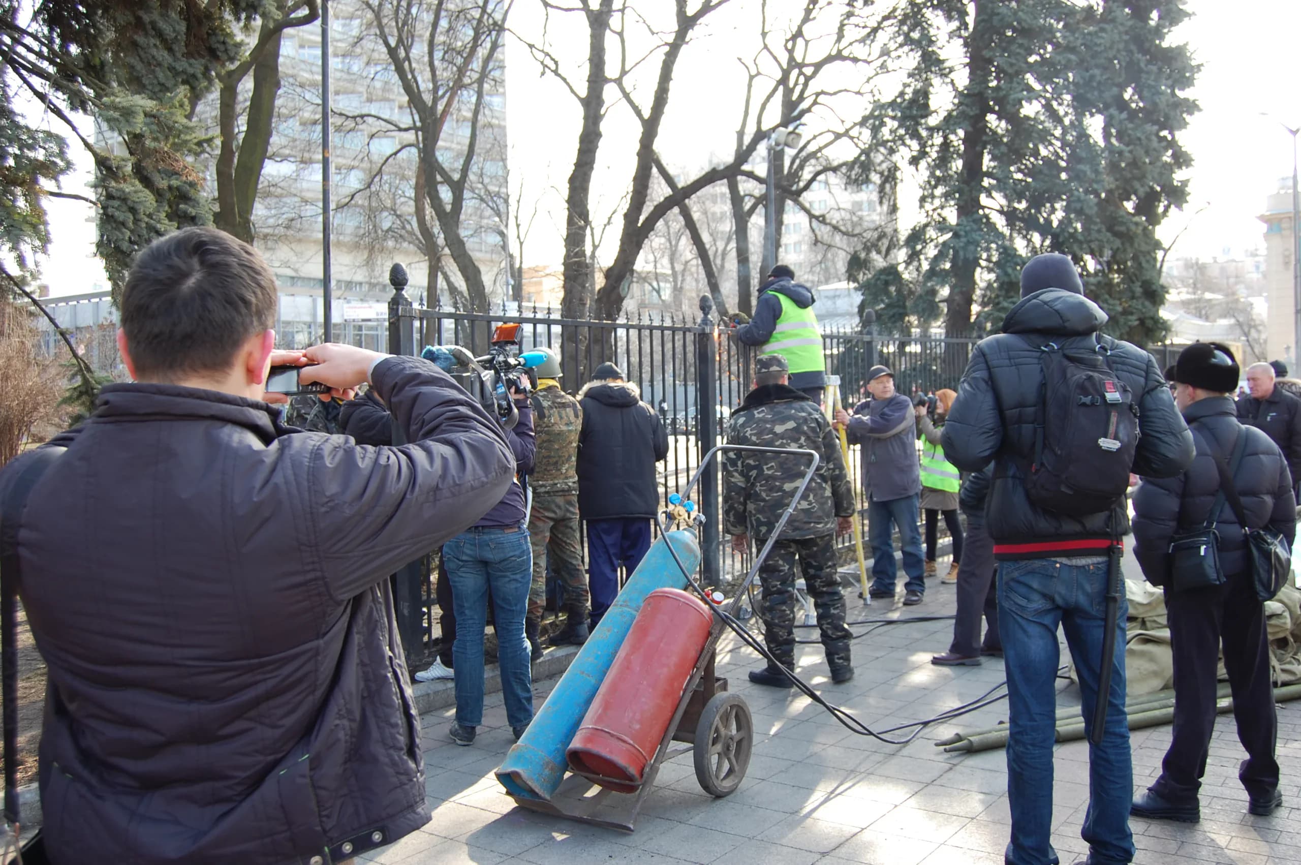 Демонтаж паркану навколо Верховної Ради, 23 лютого 2014