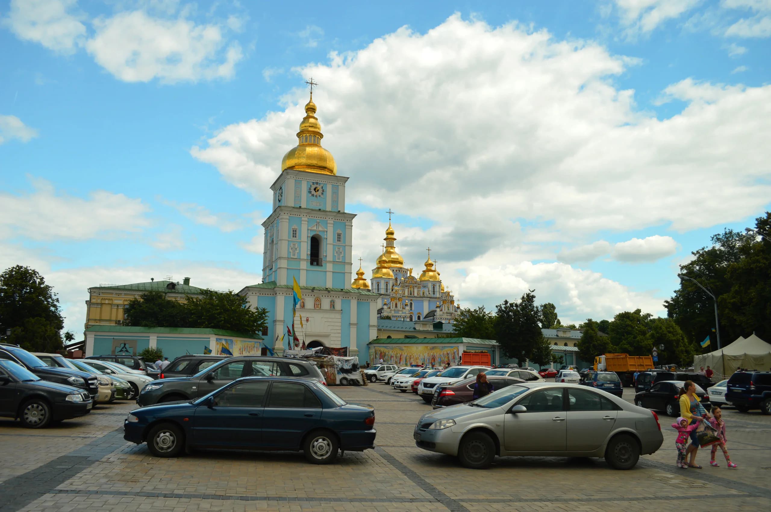 Запаркована Михайлівська площа, 19 червня 2014 року