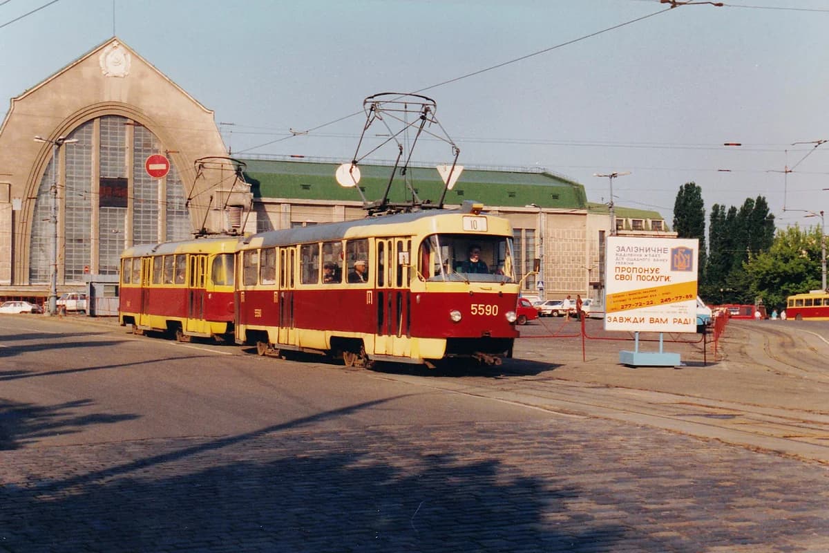 Трамвай на Вокзальній площі, 1993.