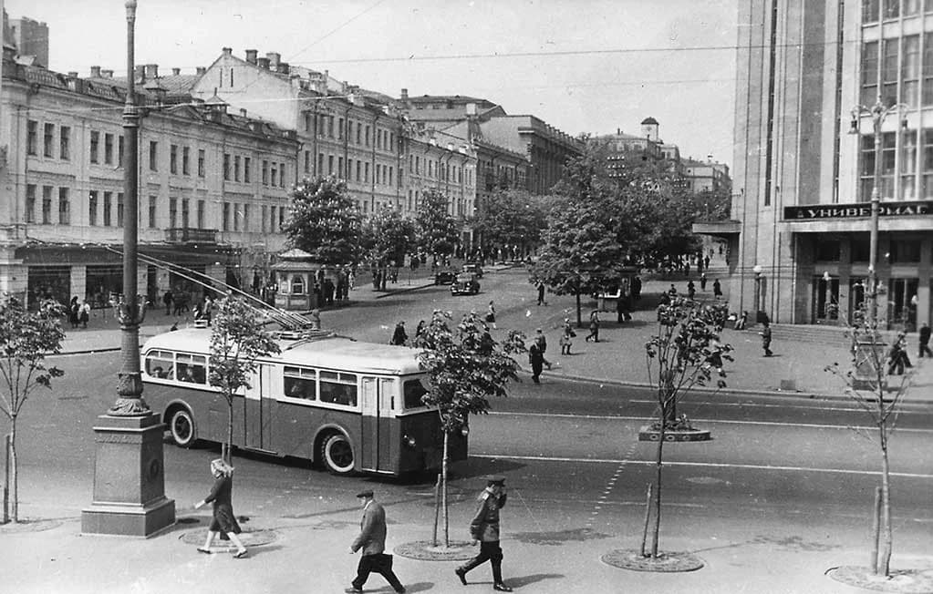 Історичний наземний перехід через Хрещатик біля ЦУМа, 1947 рік