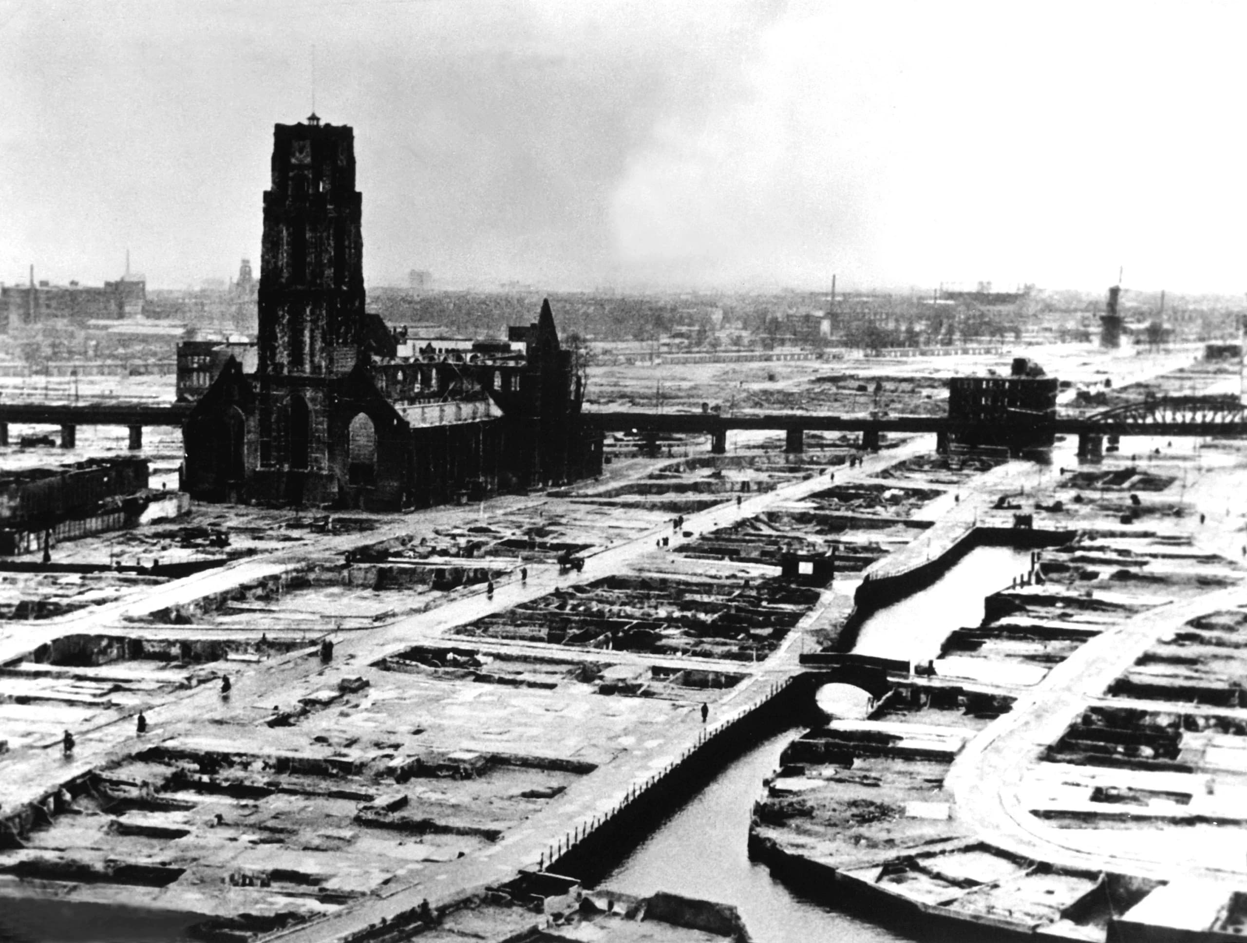Центр Роттердама після бомбардувань німецькою авіацією, 1940