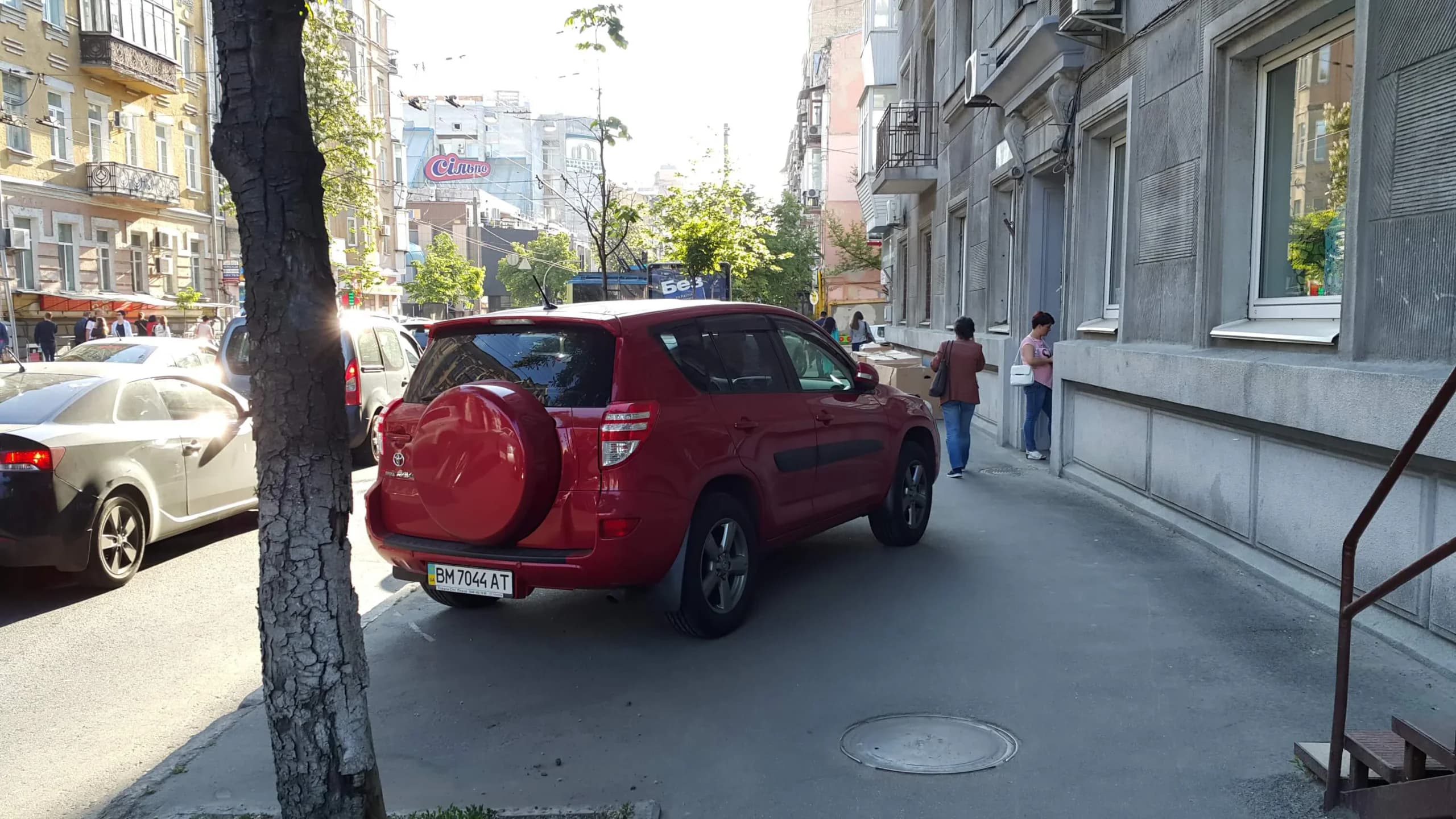 Безпечні тротуари чи парковки? Як навчити Київавтодор поважати пішоходів