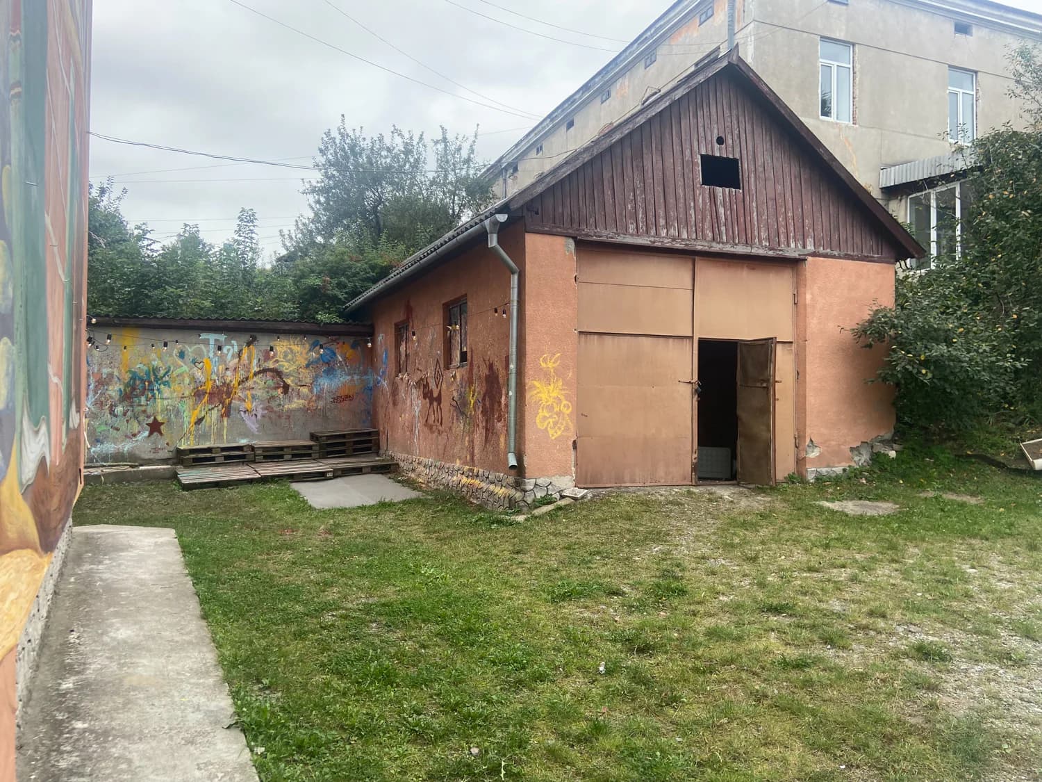 «Арт-гараж» до реновації, Чортків. Фото надано організаторками.
