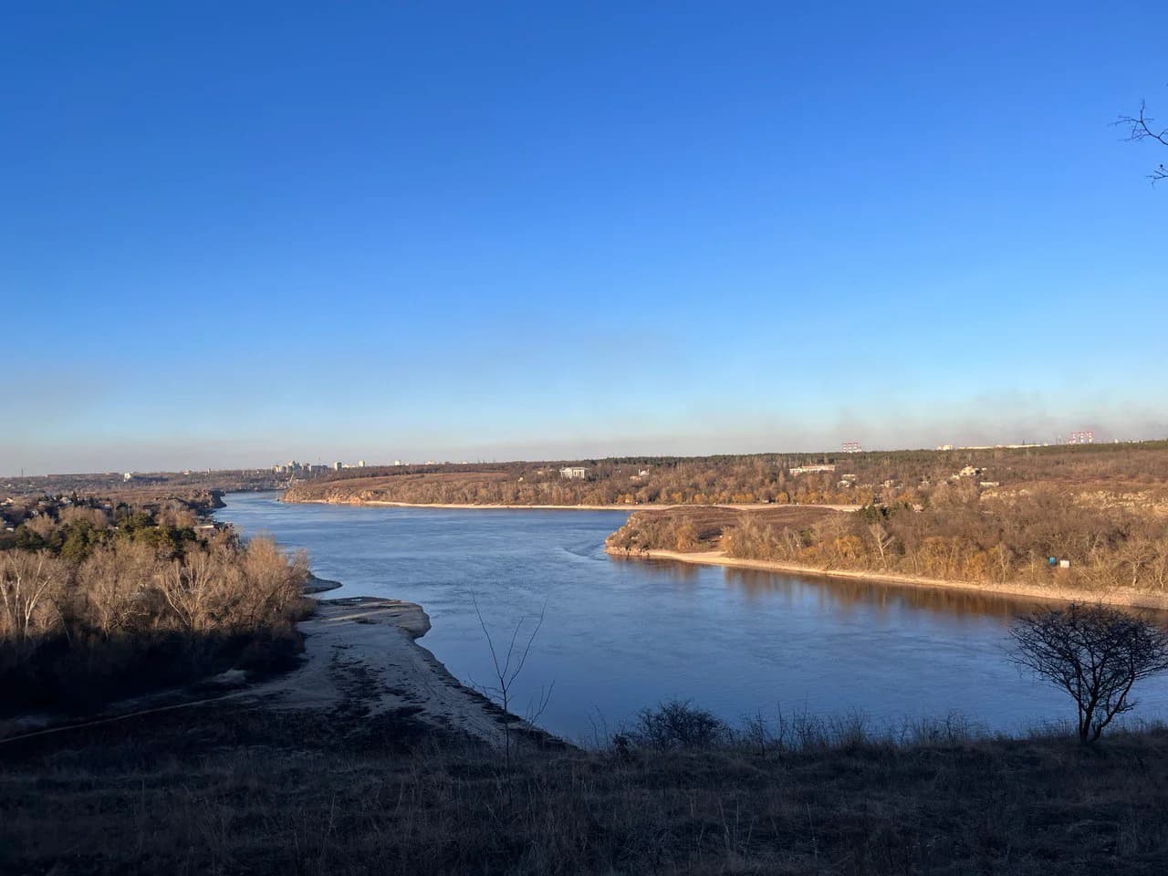 Вид на острів Хортицю та центр міста з житлового району «Бабурка»