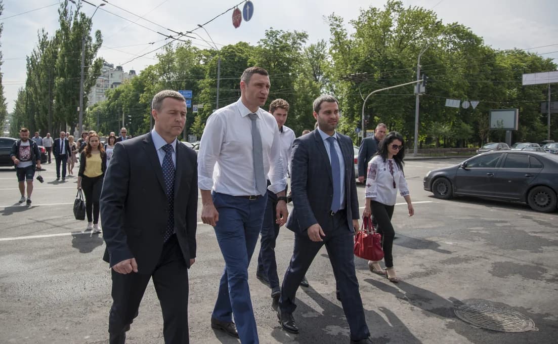 Віталій Кличко, Олександр Густєлєв та Ілля Сагайдак, заступник голови КМДА з питань транспорту, звільнення якого мер ініціював після обвалу Шулявського мосту, оглядають бульвар Тараса Шевченка після капітального ремонту, переходячи проїжджу частину у непередбаченому для цього місці, оскільки під час ремонту не було створено достатньо пішохідних переходів у всіх необхідних місцях. Травень 2016 року.