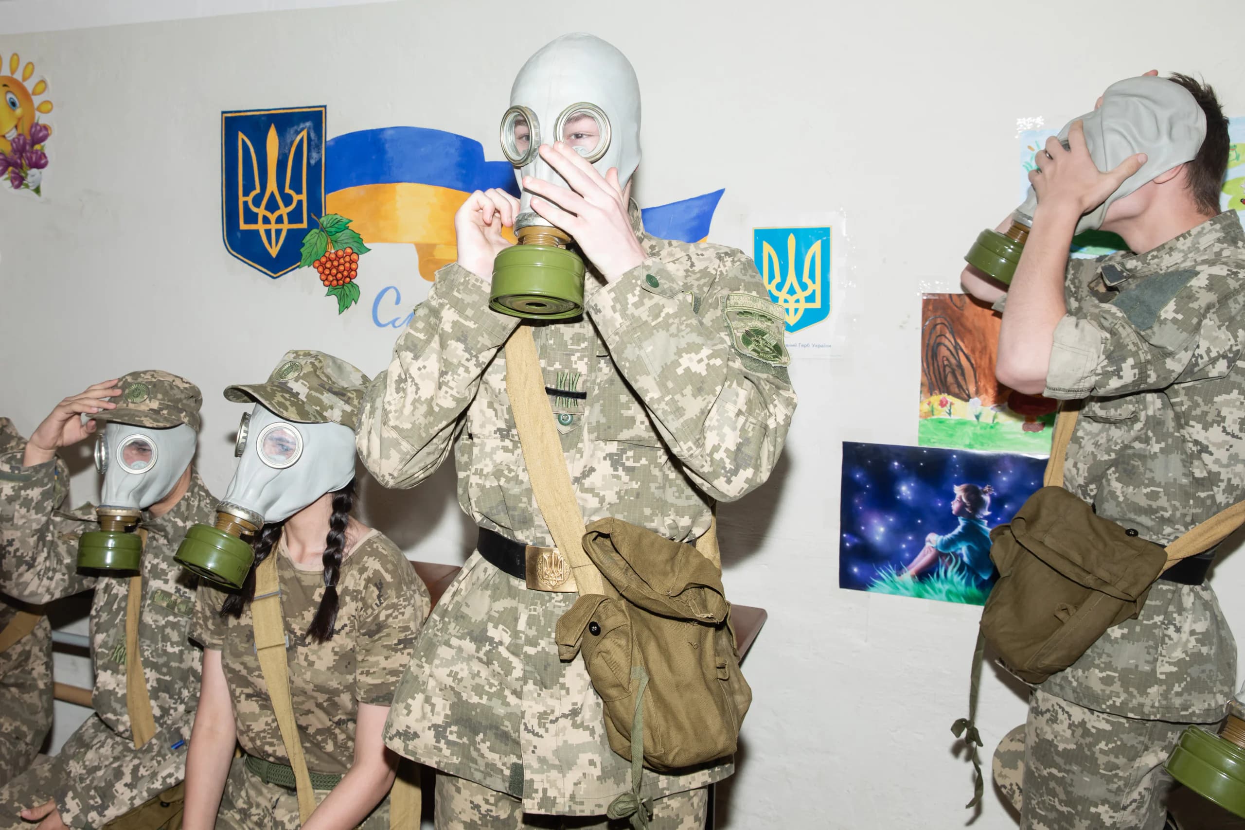 Кадети одягають протигази в бомбосховищі під час військових навчань для дітей у Державному кадетському ліцеї-інтернаті, Київ, Україна, 6 червня 2023 року