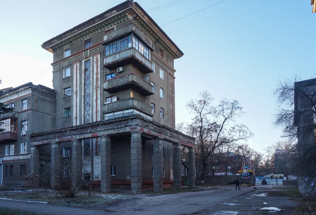 Кінець 1930-х, вулиця Дружби. Будинки з пропілеями