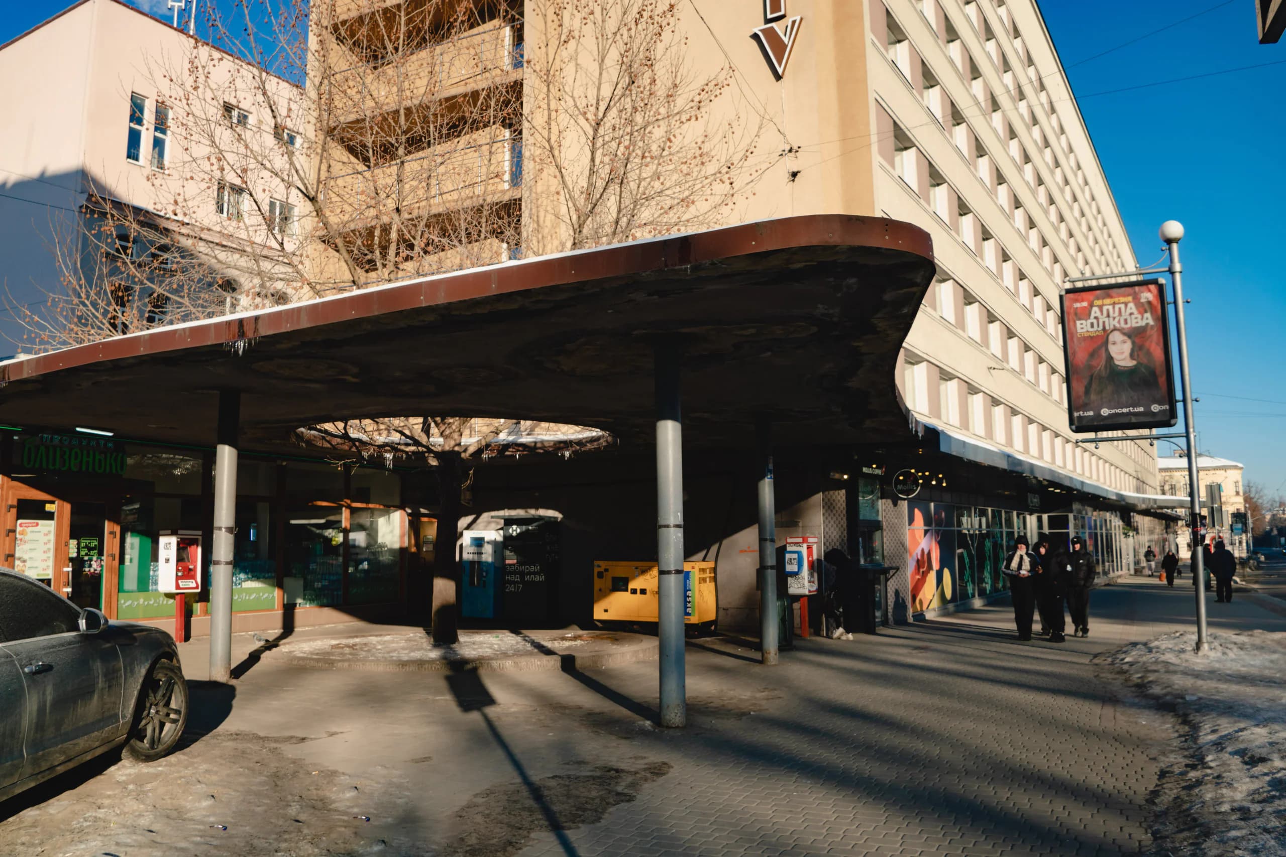 Готель «Львів» має елементи, що відсилають до спадщини модерністської архітектури Львова 1930-х років. Проспект Чорновола 5