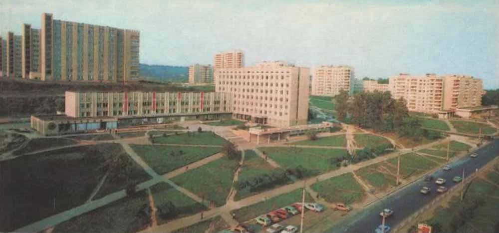 Будівля поліклінічного відділення № 2 Першої міської клінічної лікарні ім. Князя Лева на вул. Гетьмана Мазепи, 25. Світлина початку 2000-х рр.