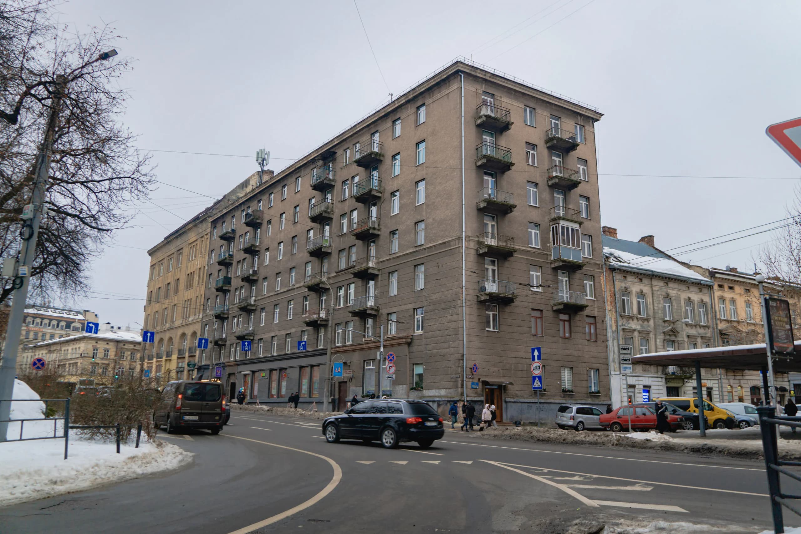 Будинок в стилі сталінського ампіру за проєктом Музи Консулової (співавтор - В. Гольдштейн, 1955-1957 рр.) вписано в архітектуру кварталу з будинками в стилі історизму та модерну. Проспект Чорновола 3