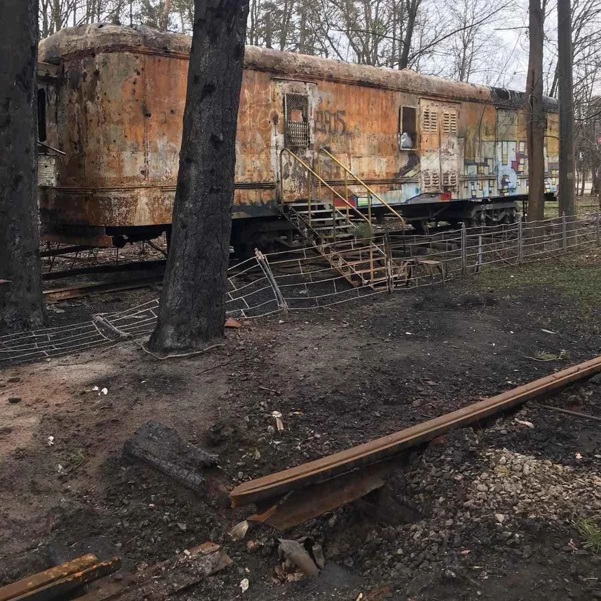 Зруйнована ЗС РФ електропідстанція на базі списаного вагона Пульман.