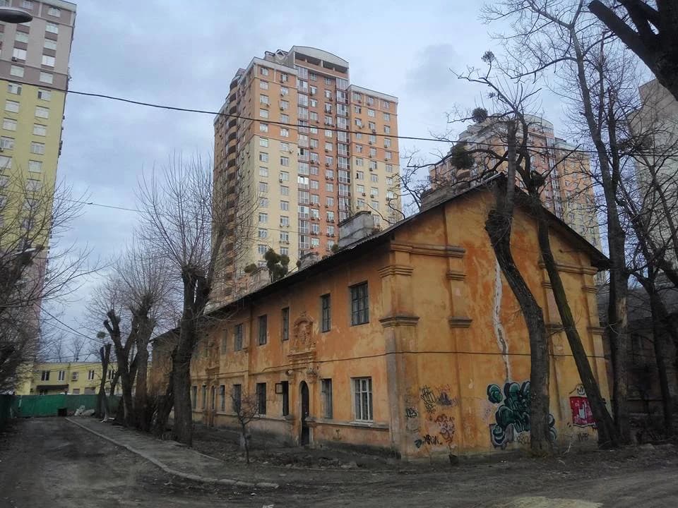 Сталінки в селищі Дарницького шовкового комбінату в Деснянському районі Києва.