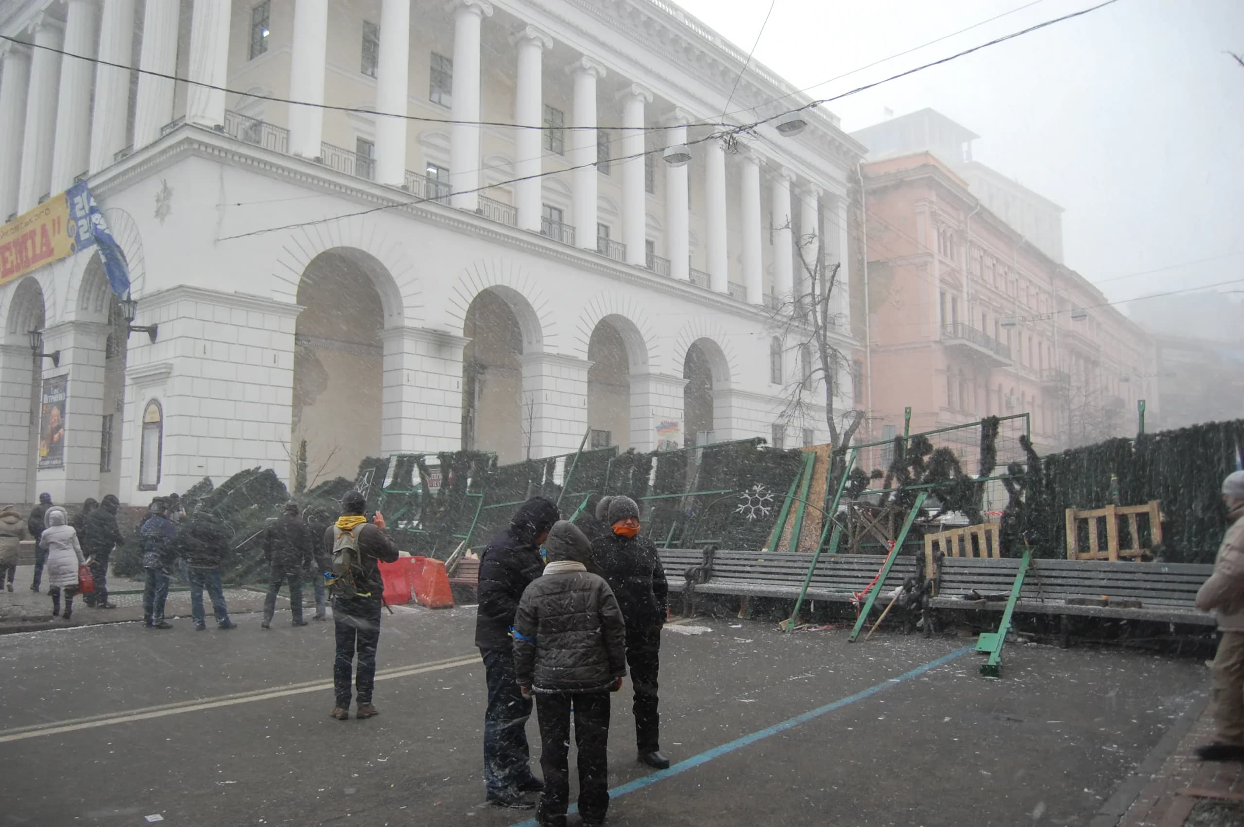 Перші барикади, 1 грудня 2013