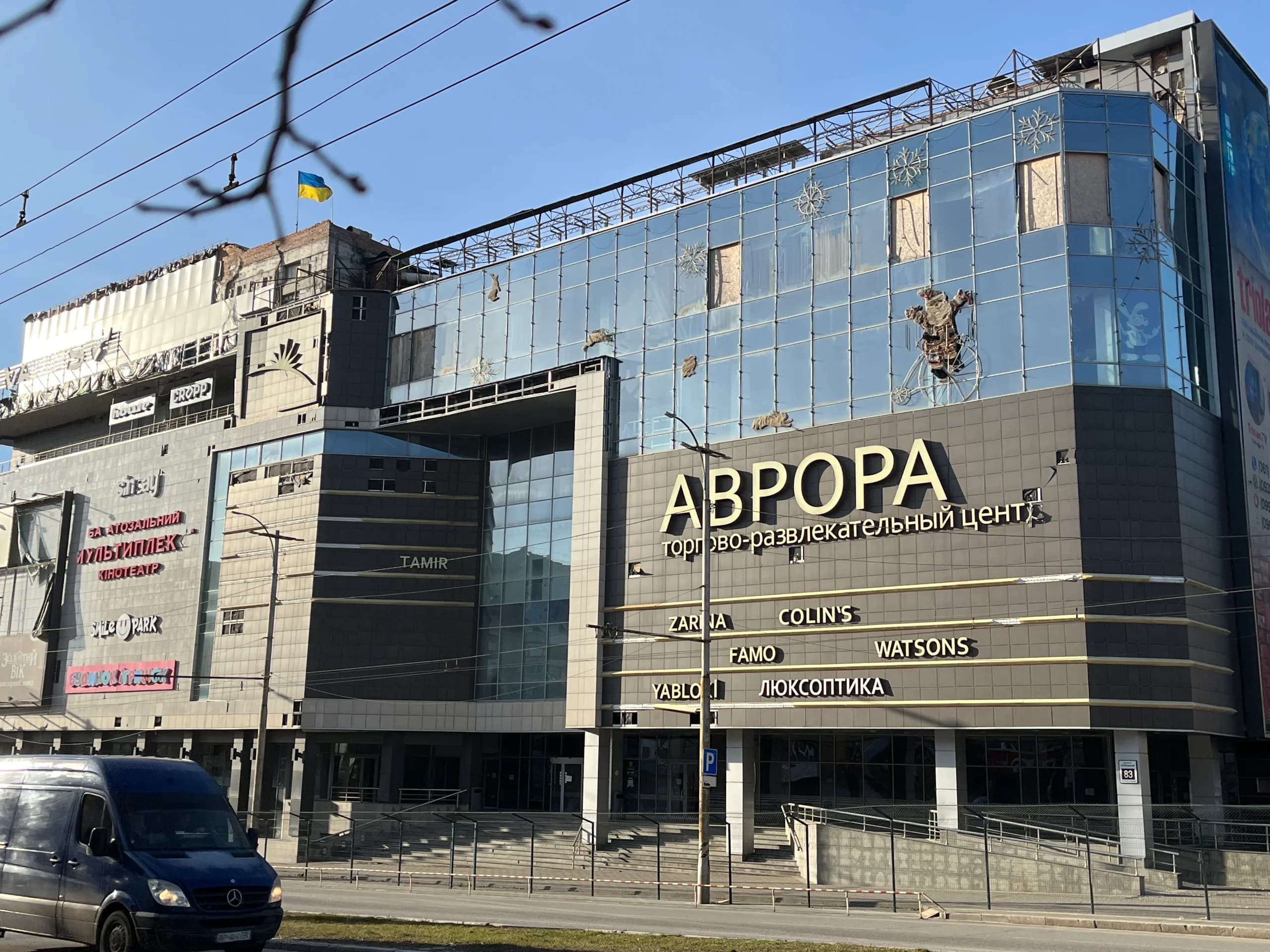 Пошкоджений торгово-розважальний центр у м. Запоріжжі.
