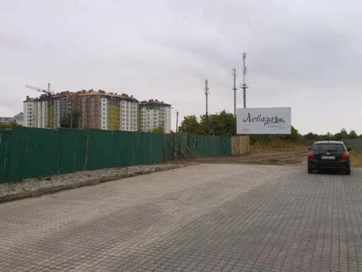 Типовий розвиток околиць українських міст протягом останніх десятиліть: житлові будинки з одного боку адміністративних кордонів, приватні будинки з мізерною інфраструктурою — з іншого.