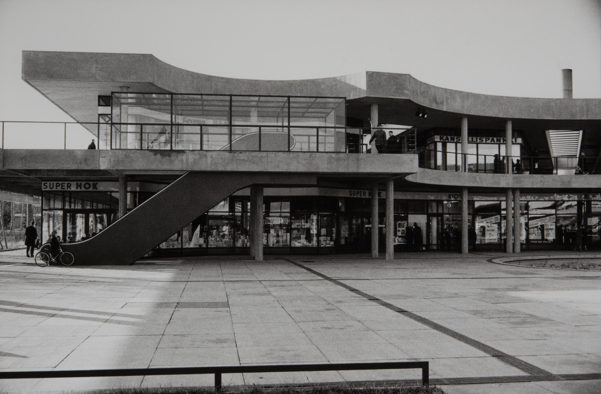 The shopping centre Puotinharjun Puhos, designed by architect Erkki Karvinen, in its original appearance in 1960s.