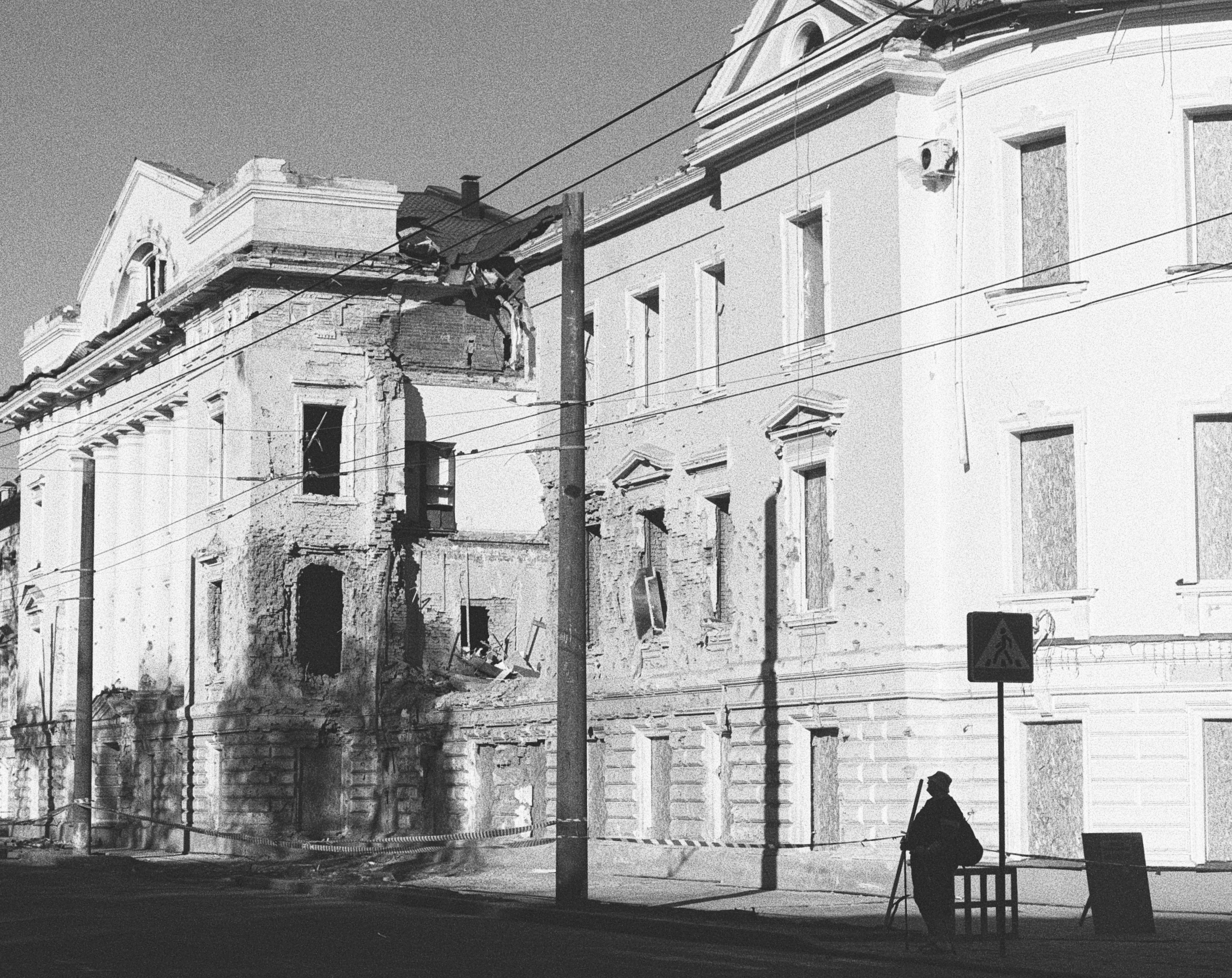 Будівля університету за тиждень після ракетного удару 13 квітня 2025 року, що забрав життя 35 людей, 127 — поранено. Фото: Анна Воробйова