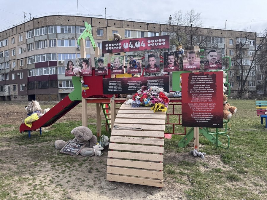 Народний меморіал на дитячому майданчику у Кривому Розі. Фото: Суспільне Дніпро